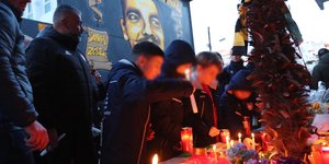 Πλήθος κόσμου, ανάμεσά τους και πολλά μικρά παιδιά, συμμετέχει στην πορεία μνήμης για τον Άλκη Καμπανό