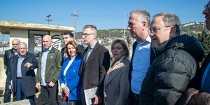 O Aκης Σκέρτσος και το κυβερνητικό κλιμάκιο σε αυτοψία σε στρατόπεδο