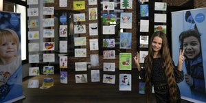 Εντεκάχρονη πρόσφυγας από την Οδησσό ποζάρει σε έκθεση ζωγραφικής της UNICEF με παιδιά από την Ουκρανία 