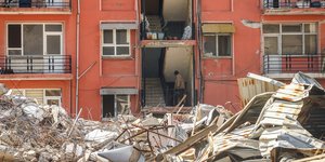 Ανδρας σε σπίτι που έχει διαλυθεί από τον σεισμό στη Τουρκία