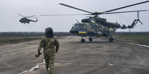 Πιλότος του στρατού της Ουκρανίας πάει προς ελικόπτερο