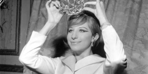 Μπαρμπαρα Στρέιζαντ με κορόνα 