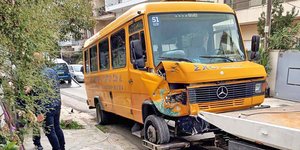 Τροχαίο ατύχημα με σχολικό λεωφορείο στη Βούλα