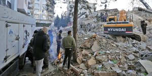 Συντρίμμια στην Τουρκία μπουλντόζα κοσμος 