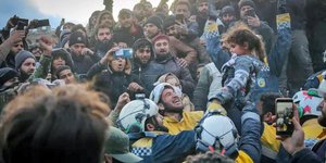 Η στιγμή της διάσωσης ενός κοριτσιού από τα ερείπια κτιρίου στη Συρία