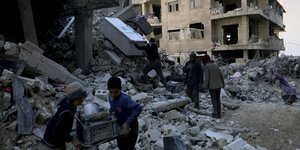 Κάτοικοι μεταφέρουν τα υπάρχοντά τους από κτίριο που κατέρρευσε σε πόλη της βόρειας Συρίας 