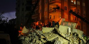 Διασώστες σε κτίριο που κατέρρευσε