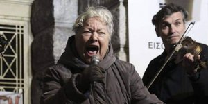 Η Τάνια Τσανακλίδου τραγουδάει μπροστά στο Εθνικό Θέατρο