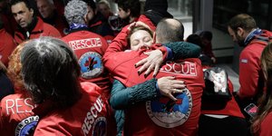 Θεσσαλονίκη: Η στιγμή που η Ελληνική Ομάδα Διάσωσης φτάνει στο αεροδρόμιο από Τουρκία και πέφτει στην αγκαλιά των ανθρώπων της