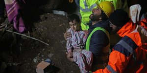 Άλλη μια συγκλονιστική διάσωση, 68 ώρες μετά το σεισμό στην Τουρκία/ Twitter, atFire Twitter,  