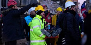 Οι διασώστες δίνουν μάχη για τον απεγκλωβισμό των ανθρώπων στην Τουρκία 