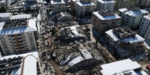 Ισοππεδωμένες πολυκατοικίες στην πόλη Αντιγιαμάν μετά τον σκαταστροφικό σεισμό στην Τουρκία