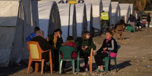 Τουρκία -σεισμός: Άνθρωποι σε σκηνές μετά τους φονικούς σεισμούς