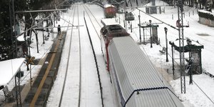 Τρένο περνάει από χιονισμένο τοπίο