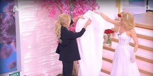 H Tραϊάνα Ανανία πήγεσ την Καινούγιου ντυμένη νύφη