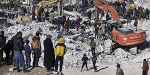 Έρευνες για επιζώντες στα ερείπια κτιρίου της πόλης Χαρέμ στη νοτιοανατολική Τουρκία