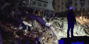 Έρευνες για επιζώντες στα ερείπια πολυκατοικίας στο Ντιγιάρμπακιρ που κατέρρευσε από τον σεισμό στην Τουρκία