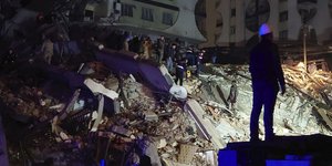 Την πλήρη αλληλεγγύη της ΕΕ στην Τουρκία για τον σεισμό των 7,8 Ρίχτερ εκφράζει ο Σαρλ Μισέλ/ AP Photos