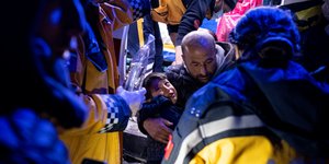 Διασώστες βγάζουν ένα μικρό αγόρι από τα χαλάσματα μετά το νέο σεισμό στην Τουρκία