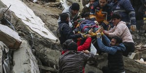 Φονικός σεισμός «χτύπησε» την Τουρκία/ AP Photos