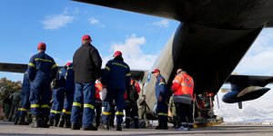 Άνδρες της ΕΜΑΚ επιβιβάζονται σε αεροσκάφος με προορισμό την Τουρκία