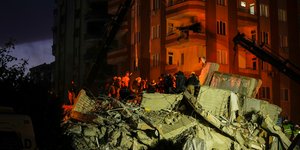 Σεισμός στην Τουρκία: Νυχτερινές έρευνες για επιζώντες σε γκρεμισμένη πολυκατοικία στα Άδανα