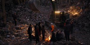 Διασώστες επιχειρούν στα χαλάσματα μετά τα 7,8R στη Τουρκία 