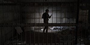 Ουκρανός στρατιώτης επιθεωρεί υπόγειο, που σύμφωνα με το Κίεβο, οι ρωσικές δυνάμεις είχαν μετατρέψει σε θάλαμο βασανιστηρίων