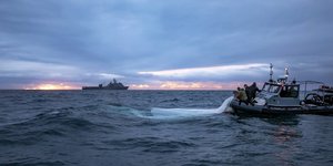 Αμερικανοί ναύτες περισυλλέγουν το κινεζικό μπαλόνι ανοικτά των ακτών της Νότιας Καρολίνας