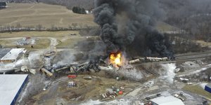 Παραμένουν τα προβλήματα στις ΗΠΑ από τον εκτροχιασμό τρένου με χημικά