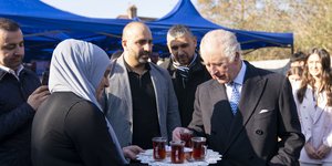 Τούρκοι της διασποράς κερνάνε τσάι τον βασιλιά Κάρολο
