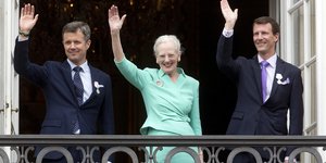 Η βασίλισσα Μαργκρέτε της Δανίας με τους δύο γιους της, πρίγκιπα Φρέντεροκ και πρίγκιπα Γιόακιμ