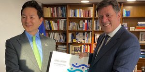 Ο Μιλτιάδης Βαρβιτσιώτης με τον Γιανγκ Σουνγκ Μιν