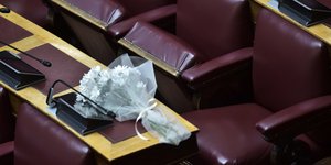 Λουλούδια στο έδρανο του Μανούσου Βολουδάκη