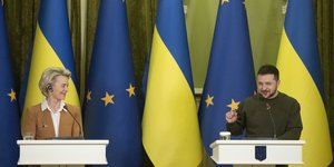 Ούρσουλα Φον ντερ Λάιεν και Βολοντίμιρ Ζελένσκι/ AP Photos