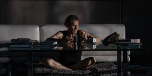 Ο Γουίλεμ Νταφόε στην ελληνική ταινία «Inside»