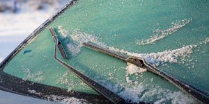 Παγωμένο παρμπρίζ λόγω χαμηλών θερμοκρασιών 