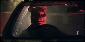 <!-- wp:paragraph --> <p>Ίσως σηματοδοτώντας τι πρόκειται να ακολουθήσει, ο <a href="https://www.iefimerida.gr/tag/goyini-arkoydaki">Γουίνι το Αρκουδάκι</a> (Winnie the Pooh) κάνει την αρχή, και το παιδικό καρτούν μετατρέπεται σε αιματηρή ταινία τρόμου. </p> <!-- /wp:paragraph -->  <!-- wp:paragraph --> <p>Ο Γουίνι, το συμπαθητικό αρκουδάκι που έγινε πασίγνωστο από τις ταινίες της Ντίσνεϊ (Disney), είναι αγνώριστος στη νέα εκδοχή «Winnie-the-Pooh: Blood and Honey» (Γουίνι το Αρκουδάκι: Αίμα και Μέλι).</p> <