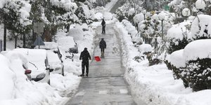 Κάτοικοι σε Διόνυσο και Δροσιά προσπαθούν να αποχιονίσουν