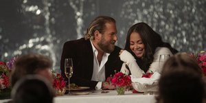 Ο Jonah Hill ως Ezra και η Lauren London ως Amira στο You People