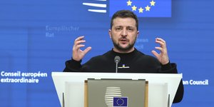 Ο Βολοντίμιρ Ζελένσκι σε συνέντευξη Τύπου ενόψει της Συνόδου Κορυφής της ΕΕ/ AP Photos