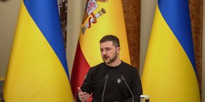 Ο Βολοντίμιρ Ζελένσκι κατά την συνέντευξη Τύπου με τον Ισπανό πρωθυπουργό Πέδρο Σάντσεθ