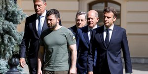 Ο πρόεδρος της Ουκρανίας Βολοντίμιρ Ζελένσκι με τους Εμανουέλ Μακρόν, Μάριο Ντράγκι, Όλαφ Σολτς και και Κλάους Γιοχάνις