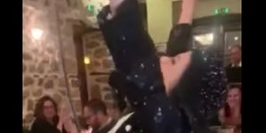 Η Ζωζώ Σαπαντζάκη τραγουδά στην Πλάκα