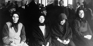 γυναίκες με μαύρα ρούχα