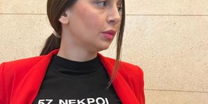 ΝΔ για τη μπλούζα της Απατζίδη: «Επικίνδυνη, χυδαία και απαράδεκτη πράξη εκφασισμού»