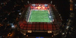 Οι οπαδοί της ΑΕΚ στο γήπεδο «OPAP Arena» στο ματς με τον Ολυμπιακό