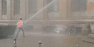 Ακτιβιστής ψεκάζει με μπογιά το υπουργείο Μεταφορών στο Βερολίνο