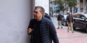 Ο Αλέξης Τσίπρας προσερχόμενος στην Πολιτική Γραμματεία του ΣΥΡΙΖΑ