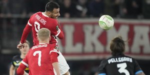 Ο Βαγγέλης Παυλίδης σκοράρει κόντρα στη Λάτσιο, στη ρεβάνς των «16» του Conference League